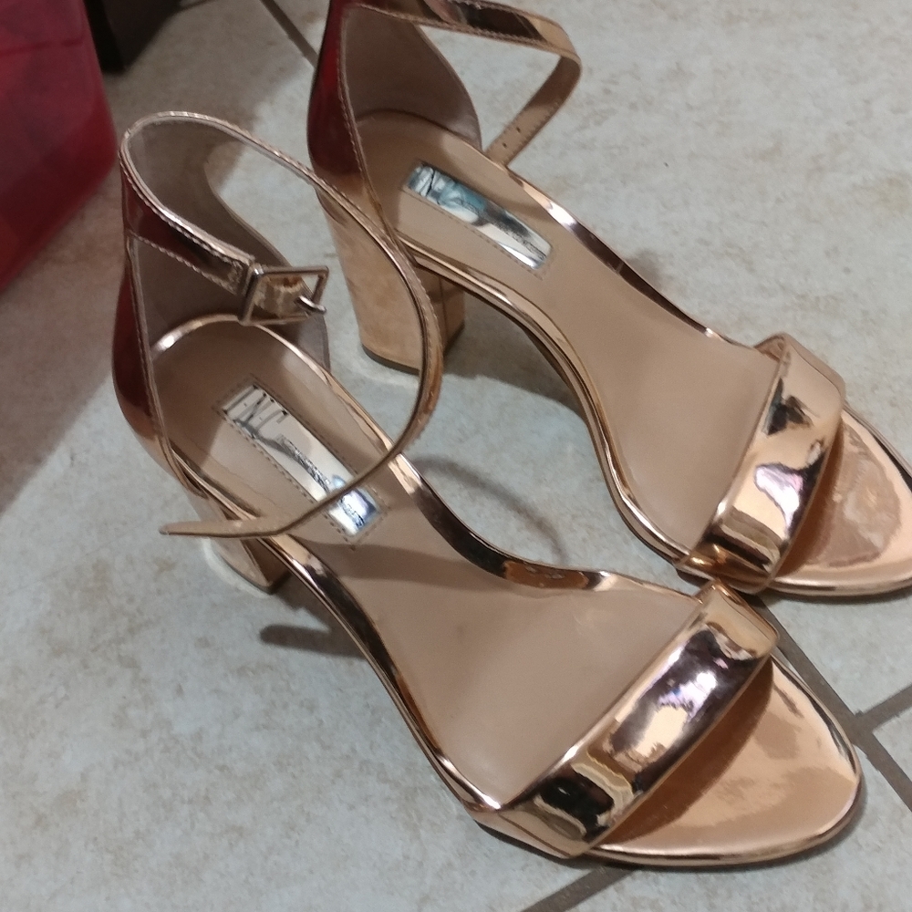 Size 6 Glossy pink heels